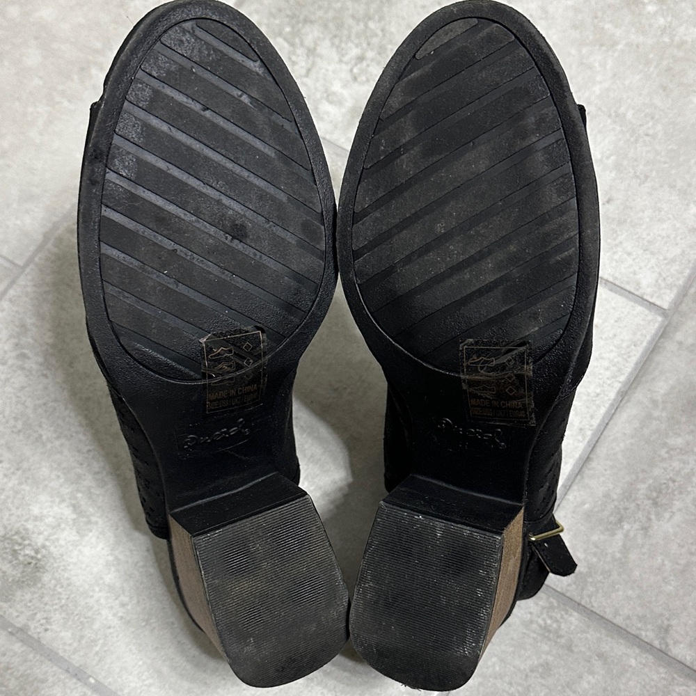 Qupid Black Cut-Out Sandals - Picture 3 of 4